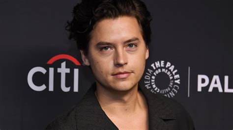 Cole Sprouse posta “nude” inusitada, viraliza na web e choca fãs:。